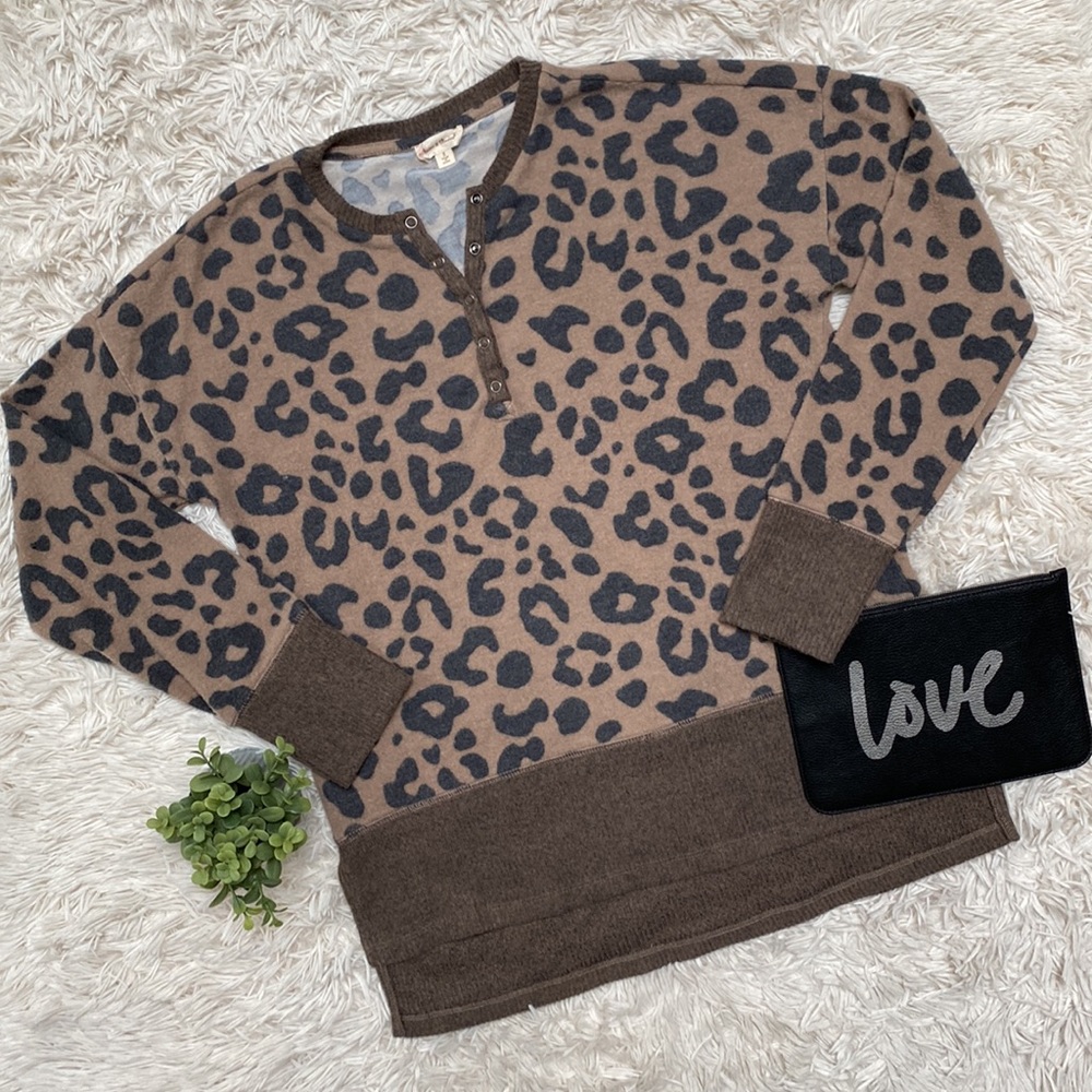 Hem & Thread V-Neck Hacci Leopard Top 💗 Brown & Gray